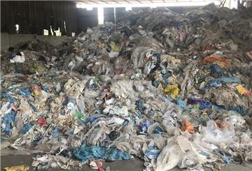 Illegale Kunststoffabfälle lagern in einer Halle bei Port Klang