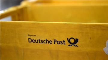 Plastikboxen der Deutschen Post stehen in einer Zustellbasis herum - auch dort könnte der Warnstreik Auswirkungen haben.