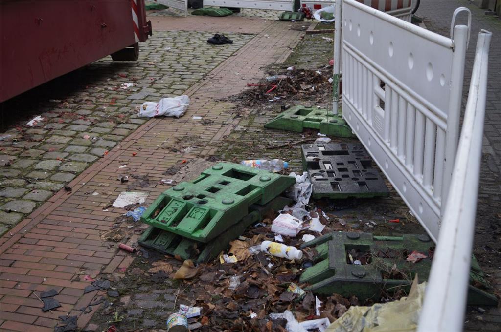 Plastikflaschen und anderer Müll in der Wülbernstraße in Bremerhaven. Foto: Hinkelmann