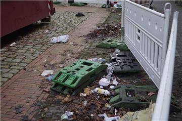 Plastikflaschen und anderer Müll in der Wülbernstraße in Bremerhaven. Foto: Hinkelmann