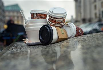Benutzte Plastikbecher liegen herum.