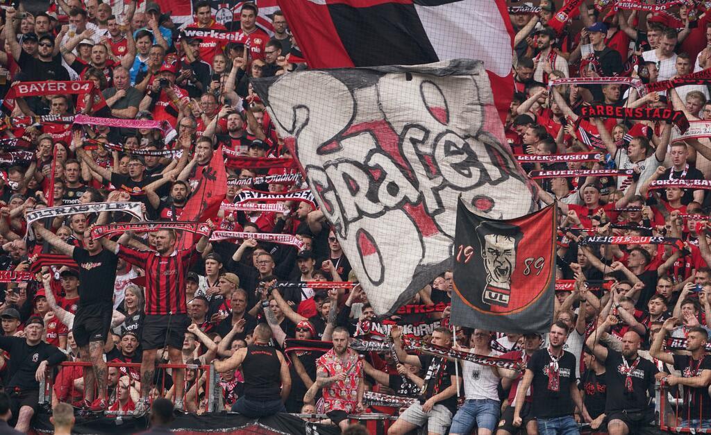 Platz 11: Bayer Leverkusen. 17,60 Euro für ein Bier, ein Softgetränk und zwei Br...