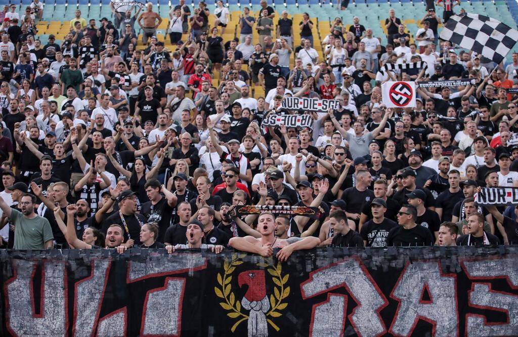 Platz 12: Eintracht Frankfurt. 17,80 Euro für ein Bier, ein Softgetränk und zwei...