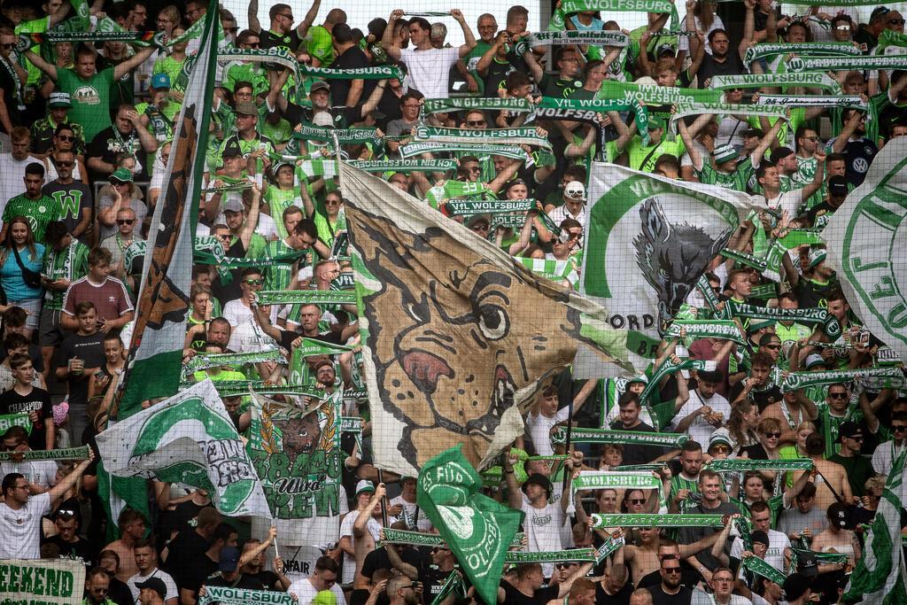 Platz 13: VfL Wolfsburg. 18 Euro für ein Bier, ein Softgetränk und zwei Bratwürs...