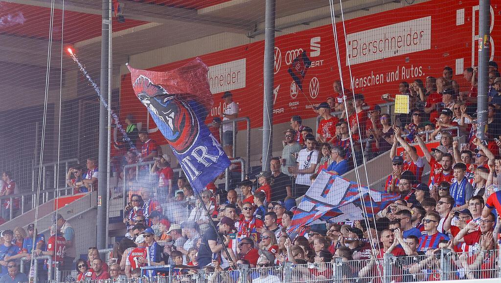 Platz 17: 1. FC Heidenheim. 19,10 Euro für ein Bier, ein Softgetränk und zwei Br...