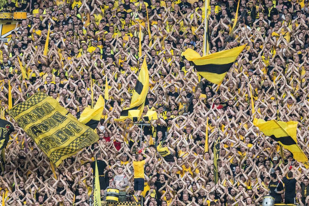 Platz 7: Borussia Dortmund. 16,50 Euro für ein Bier, ein Softgetränk und zwei Br...