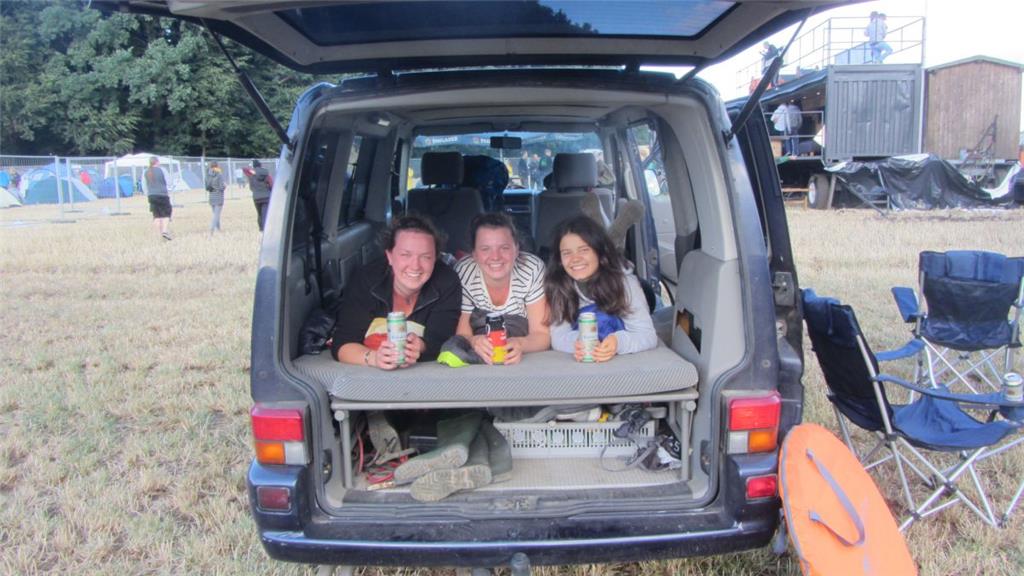 Platz findet sich überall. Eva, Esther und Hilke haben sich im Auto eingerichtet.
