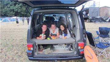 Platz findet sich überall. Eva, Esther und Hilke haben sich im Auto eingerichtet.
