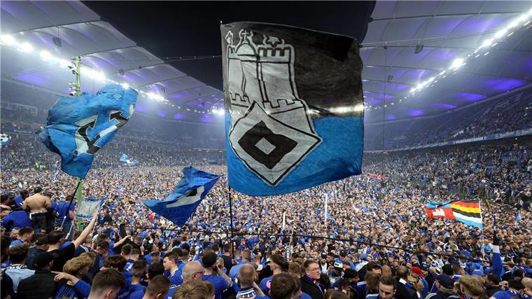 Aufstieg und Ausnahmezustand: „Der HSV war nie weg“ Platzsturm nach Aufstieg: HSV-Fans auf dem Rasen des Volksparkstadions.