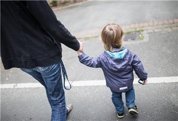Eine Mutter hält ihren Sohn an der Hand. Alleinerziehende und ihre Kinder sind einer Studie zufolge in deutlich überproportionalem Ausmaß von finanzieller Armut bedroht.