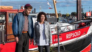 Plötzlich ist die "Repsold", mit der Dirk Matthies vor Jahren aufs Meer gezogen ist, wieder in Hamburg. Harry Möller (Maria Ketikidou, r.) und Nils Sanchez (Enrique Fiß, l.) können sich das (noch) nicht erklären.