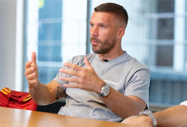 Lukas Podolski: „Die Deutschen meckern gerne“ Podolski sagt, er sei „anders geschnitzt“ als heutige Generationen.
