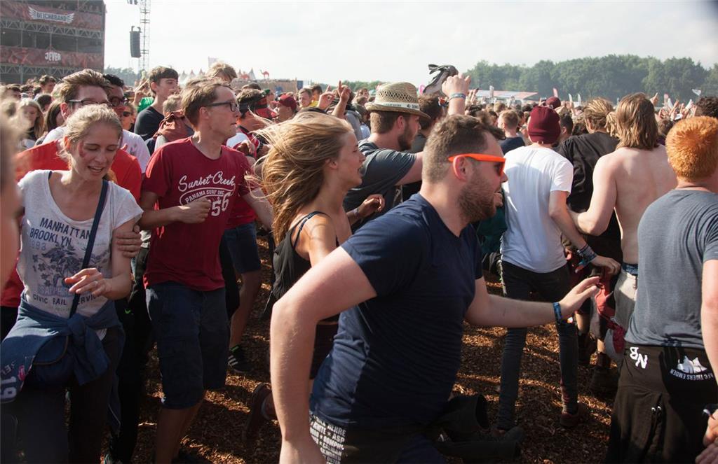 Pogo im Moshpit: Das muss sein. Foto: Leuschner