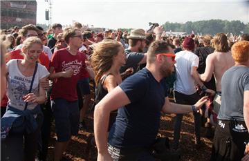 Pogo im Moshpit: Das muss sein. Foto: Leuschner