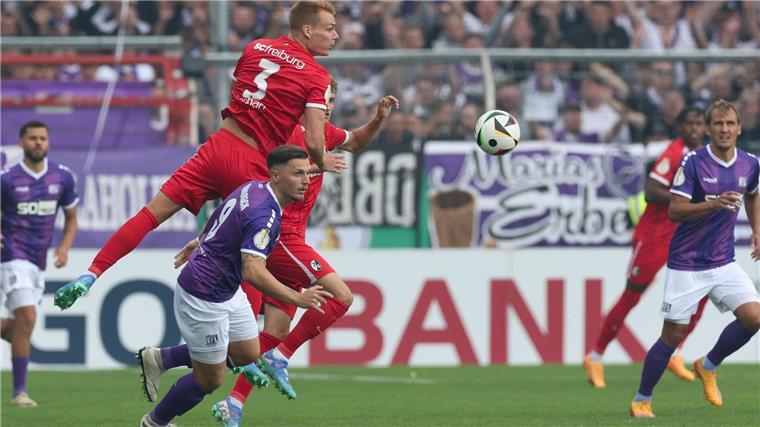 4:0 in Osnabrück: Neuer Freiburg-Trainer startet erfolgreich Pokalfight an der Bremer Brücke: Osnabrücks Erik Engelhardt (unten) im Kampf um den Ball mit Freiburgs Philipp Lienhart (oben).