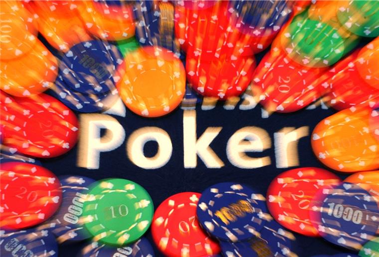 Die Illustration zeigt am Samstag (17.02.2007) in Dortmund im Spielkasino Hohensyburg einen Pokertisch bedeckt mit Jetons, die auch Pokerchips genannt werden. 