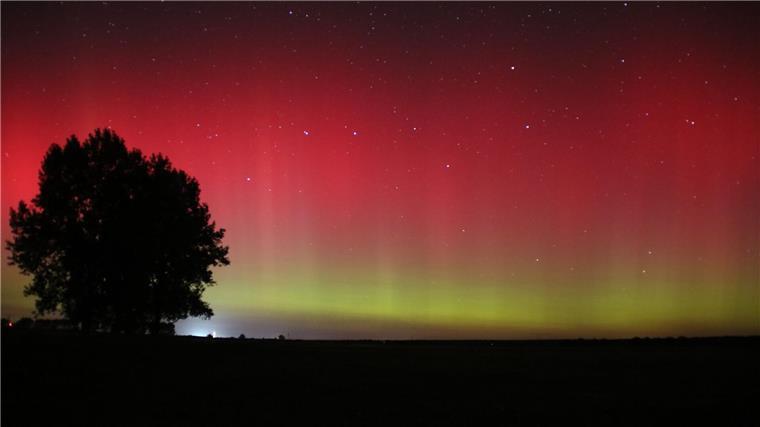 Polarlichter erstrahlen am Himmel über Fischbeck.