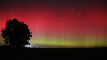 Polarlichter erstrahlen am Himmel über Fischbeck.
