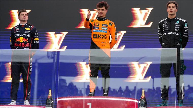 Norris-Ansage nach Formel-1-Chaos: Stress macht es schöner Pole Position und Sieg - besser hätte es für Lando Norris (M.) beim Saisonauftakt nicht läufen können.