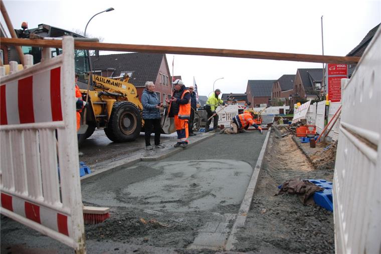Polier Herbert Paul berichtet Ortsbürgermeisterin Ellen Frank nicht nur vom Fortgang der Arbeiten oin Neuenwalde, sondern auch davon, dass sich oft genug Unbefugte an der Baustelle vorbei durch die Ortsmitte ihren Weg bahnen wollen. 