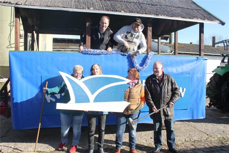Polieren die Festumzugswagen auf_ (von links): Holger Sandersfeld und Bernd Uwe Glaubke, unten von links: Bernadett Schlüter, Maria Glaubke, Britta Bredehöft und Präsident Burkhard Wallentowitz.