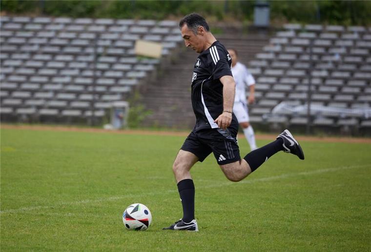 Özdemir und Anne Will bei Benefizspiel in Berlin Politiker und Fußballer: Bundesminister Cem Özdemir beim Benefizkick in Berlin.