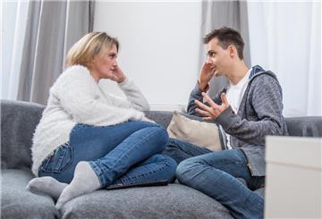  Wenn der Partner plötzlich Ansichten mit grundsätzlich anderen Werten offenbart, die einen erschrecken, kann das die Beziehung sogar scheitern lassen. 