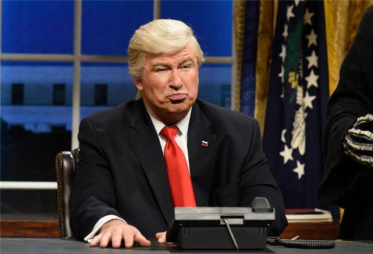 Live aus New York! – 50 Jahre „Saturday Night Live“ Politische Comedy war immer Teil von „Saturday Night Live“. Niemand war häufiger zu Gast als Alec Baldwin – hier als Donald Trump.