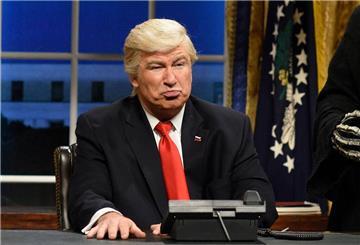 Politische Comedy war immer Teil von „Saturday Night Live“. Niemand war häufiger zu Gast als Alec Baldwin – hier als Donald Trump.