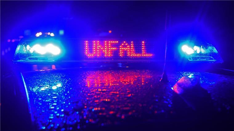 Mensch stirbt nach Verkehrsunfall in brennendem Auto Polizei Blaulicht bei Unfallaufnahme.