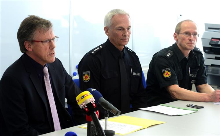Polizei-Chef Harry Götze, Frank Schmidt und Frank Schurr (von links) stehen bei der Pressekonferenz Rede und Antwort. 