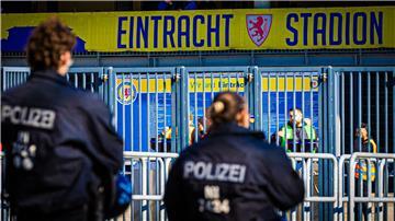 Polizei-Einsatz beim Zweitliga-Derby zwischen Braunschweig und Hannover.