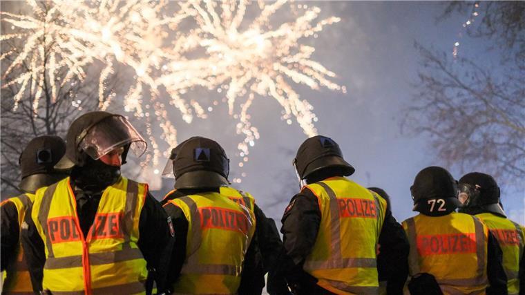 Polizei, Feuerwehr und Rettungsdienste bereiten sich laut Innenministerium erneut „sorgfältig und umfassend“ auf mögliche Einsatzlagen rund um den Jahreswechsel vor. (Archivbild)