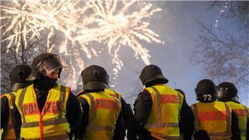 Polizei, Feuerwehr und Rettungsdienste bereiten sich laut Innenministerium erneut „sorgfältig und umfassend“ auf mögliche Einsatzlagen rund um den Jahreswechsel vor. (Archivbild)