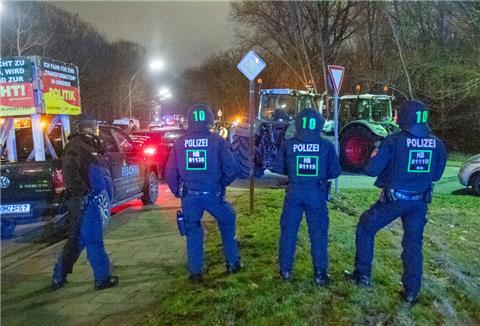 Polizei marschierte am Freitagabend in Weddewarden auf und kreiste die demonstrierenden Landwirte ein.