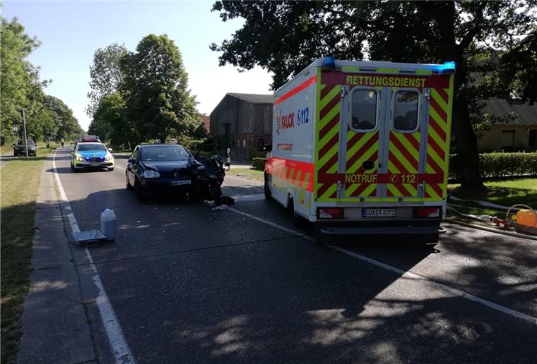 Polizei, Rettungssanitäter und Feuerwehr kümmern sich um die verletzten Personen und den Unfallhergang.