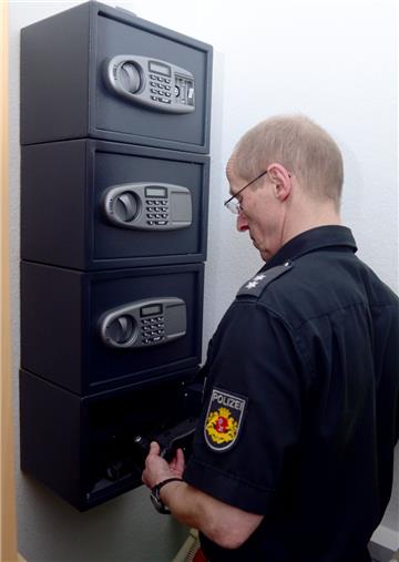 Polizei-Sprecher Frank Schurr zeigt einen Tresor. Jeder Polizist hat einen solchen Sicherheitsschrank, um seine Dienstwaffe darin einschließen zu können.  Foto: Scheer
