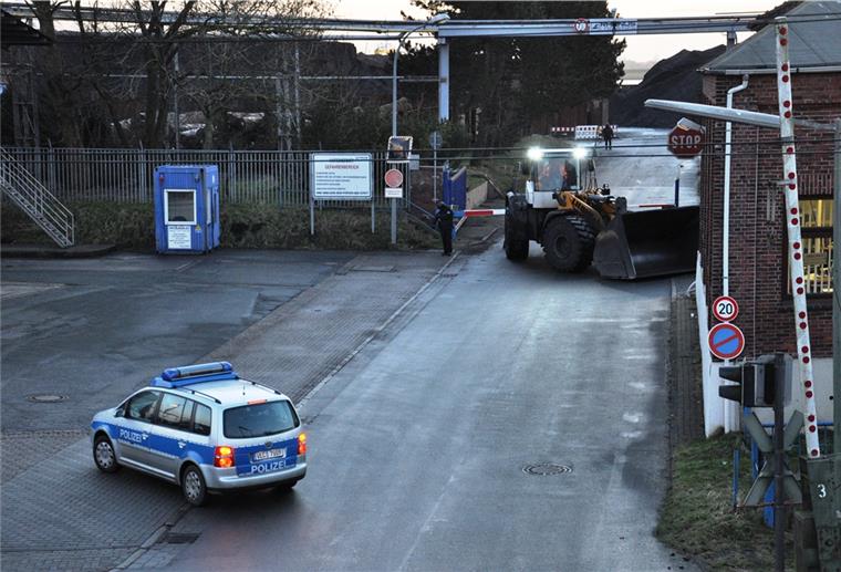 Polizei und ein Radlader sichern das Eingangstor der Midgard bei einem Atomtransport. Die Polizeigewerkschaft äußert wegen der Corona-Krise Bedenken gegen den Ende Oktober/Anfang November geplanten Atomtransport vom britischen Sellafield ins hessische Biblis, der nach Angaben der Transportgegner über Nordenham führen wird.