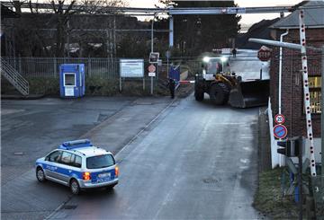 Polizei und ein Radlader sichern das Eingangstor der Midgard bei einem Atomtransport. Die Polizeigewerkschaft äußert wegen der Corona-Krise Bedenken gegen den Ende Oktober/Anfang November geplanten Atomtransport vom britischen Sellafield ins hessische Biblis, der nach Angaben der Transportgegner über Nordenham führen wird.