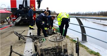 Polizei und Feuerwehr holen Diebesgut aus der Geeste.