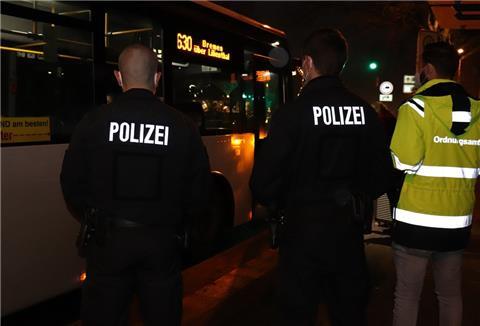 Polizei und Ordnungsamt kontrollieren frühmorgens die Einhaltung der Corona-Regeln im ÖPNV, hier in Zeven am Busbahnhof.