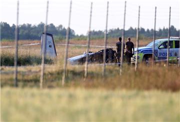 Polizei und Rettungsdienste sind auf dem Flughafen Örebro im Einsatz.