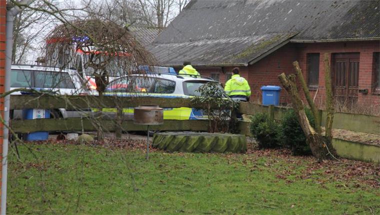 Polizei- und Rettungskräfte kontrollieren das Gelände des Bauernhofs in Osterbruch.