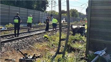 Unfall an Bahnschranke. Polizei und Sachverständige ermitteln nach einem tödlichen Unfall an einem Bahnübergang. Ein Autofahrer ist bei dem Unfall mit einem Personenzug ums Leben gekommen.
