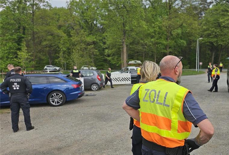 Großkontrolle an der B73: Welche Verstöße die Polizei alle aufgedeckt hat Zwei Mitarbeiter des Zolls stehen auf einem Parkplatz. Polizei und Zoll haben am Freitag an der B73 kontrolliert.