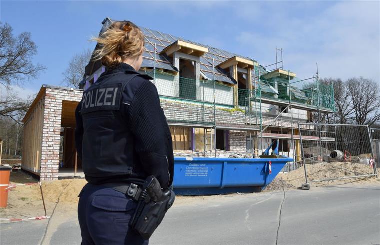 Polizei und Zoll haben bei der Razzia im April mehr als 20 Baustellen kontrolliert. 70 Männer sollen illegal gearbeitet und von ihrem Chef ausgebeutet worden sein.
