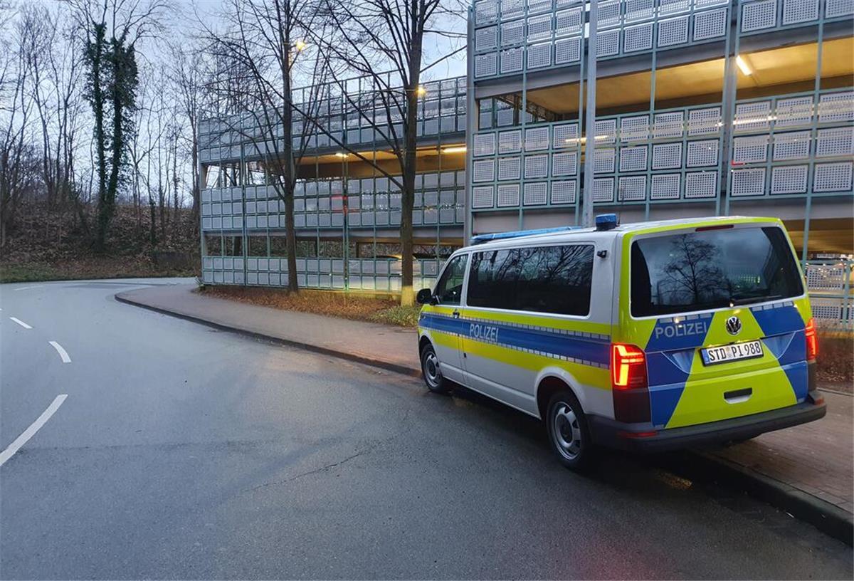 Nach Tod eines 44-Jährigen in Stade: Jetzt ermittelt die Mordkommission Polizei vor dem Parkhaus in Stade. Hier wurde vor einigen Tagen ein Mann schwer verletzt aufgefunden.