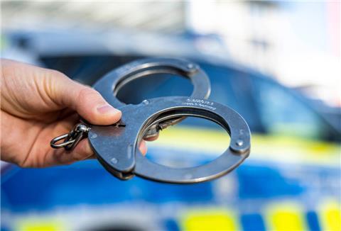 Polizist mit Handschellen