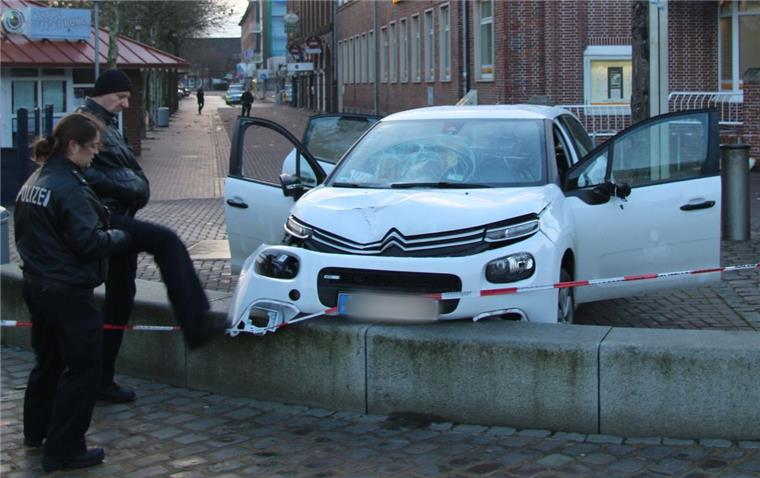 Cuxhaven: Mann (29) steht nach Auto-Attacke auf Discobesucher vor Gericht Polizeibeamte nehmen das beschädigte Auto in Augenschein. Der Fahrer des Wagens war in eine Fußgängergruppe gefahren und hatte sechs Menschen verletzt.