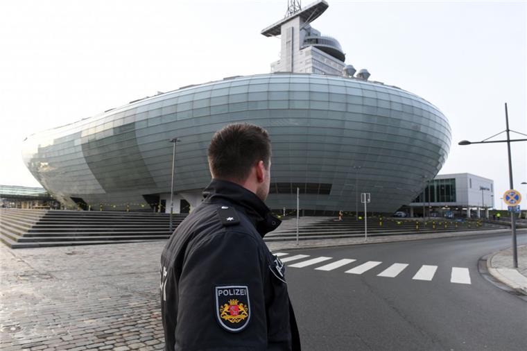 Havenwelten nach Bombendrohung im Klimahaus abgeriegelt Polizeieinsatz am Klimahaus in Bremerhaven.